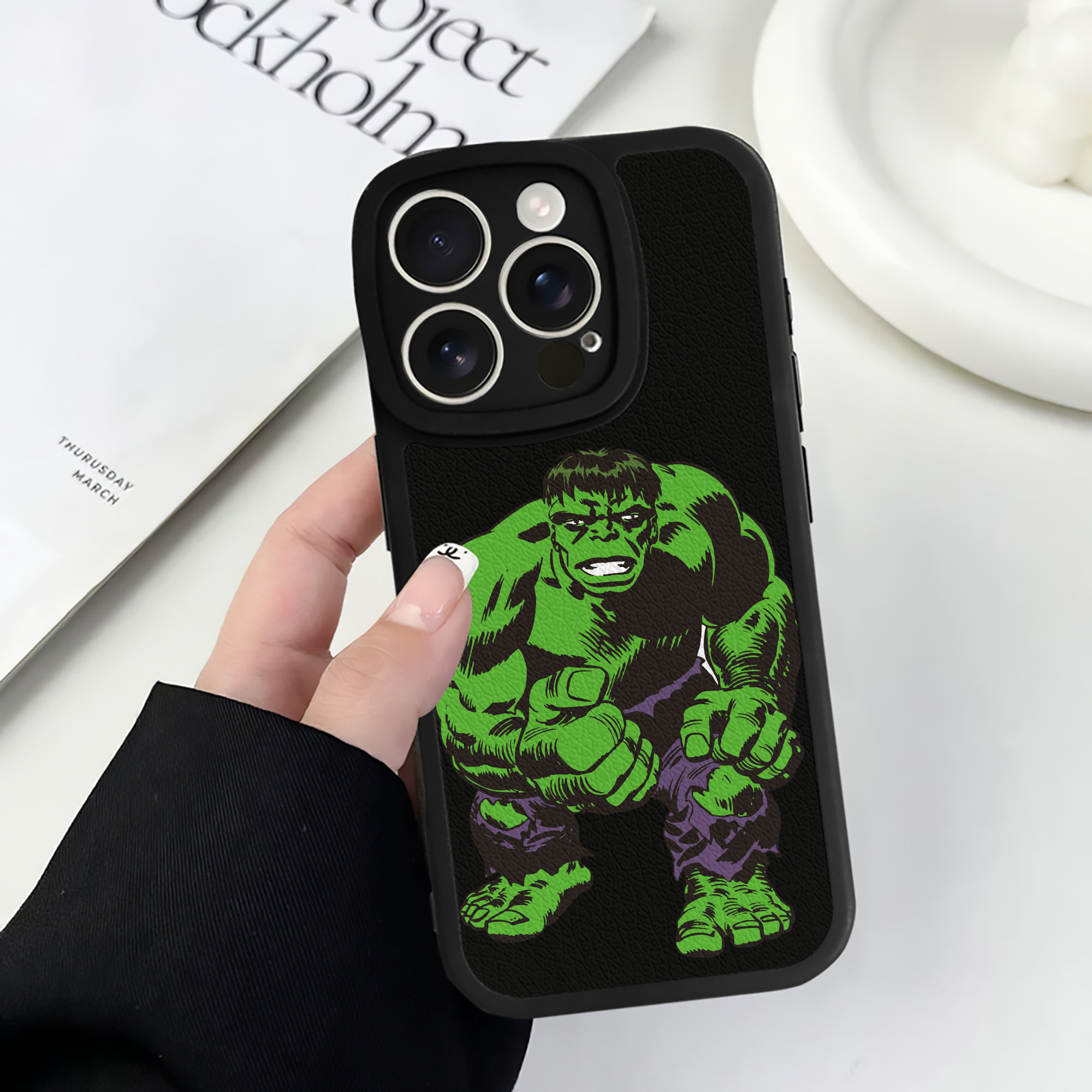 （画像用） アベンジャーズ The Avengers 【iPhone 16シリーズ対応】シリコンスマホケース（レザー調） 材質：シリコン
